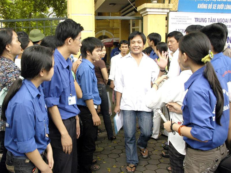 Thanh niên Tình nguyện Hà Nội làm nhiệm vụ hỗ trợ mùa thi tại trường PTTH Việt Đức. Ảnh: Phạm Yên Thanh niên Tình nguyện Hà Nội làm nhiệm vụ hỗ trợ mùa thi tại trường PTTH Việt Đức. Ảnh: Phạm Yên