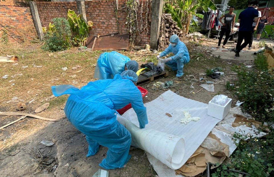 Lực lượng chức năng tiêu hủy, lấy mẫu xét nghiệm bệnh dại. Ảnh: Tuệ Mẫn