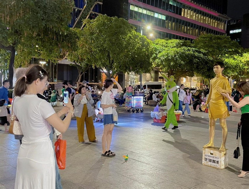Du khách hào hứng chụp hình cùng nhân tượng tại Phố đi bộ Nguyễn Huệ. Ảnh: KHÁNH TRÚC Du khách hào hứng chụp hình cùng nhân tượng tại Phố đi bộ Nguyễn Huệ. Ảnh: KHÁNH TRÚC