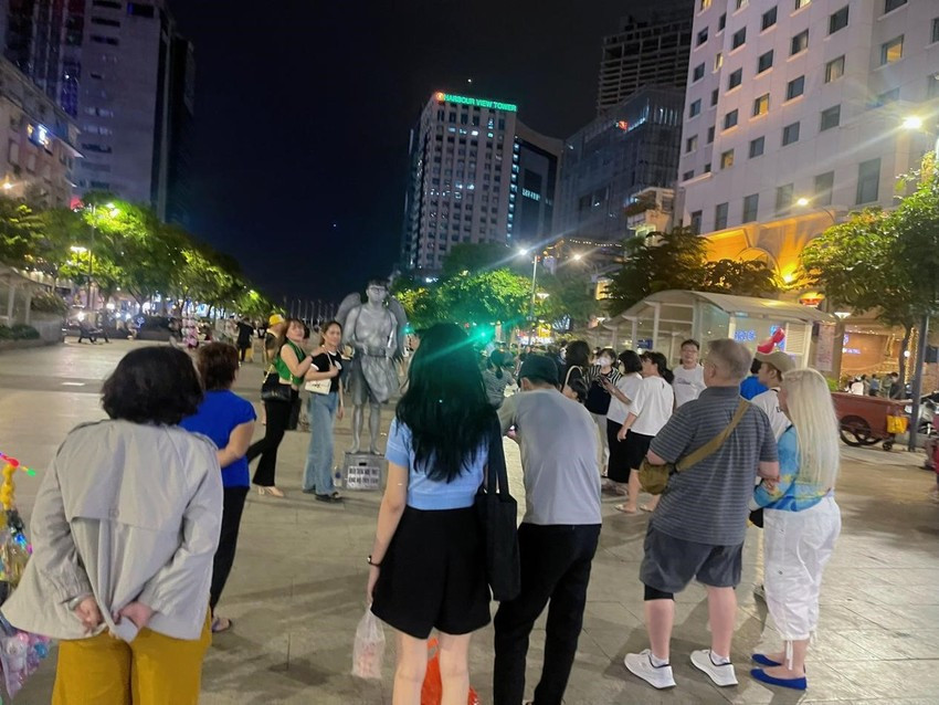 Nhân tượng nhận được sự chú ý của du khách tham quan Phố đi bộ Nguyễn Huệ. Ảnh: THỦY TÂM Nhân tượng nhận được sự chú ý của du khách tham quan Phố đi bộ Nguyễn Huệ. Ảnh: THỦY TÂM