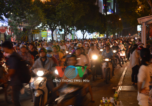 Đến 17h một số tuyến đường các dòng xe phải xếp hàng dài. Đến 17h một số tuyến đường các dòng xe phải xếp hàng dài