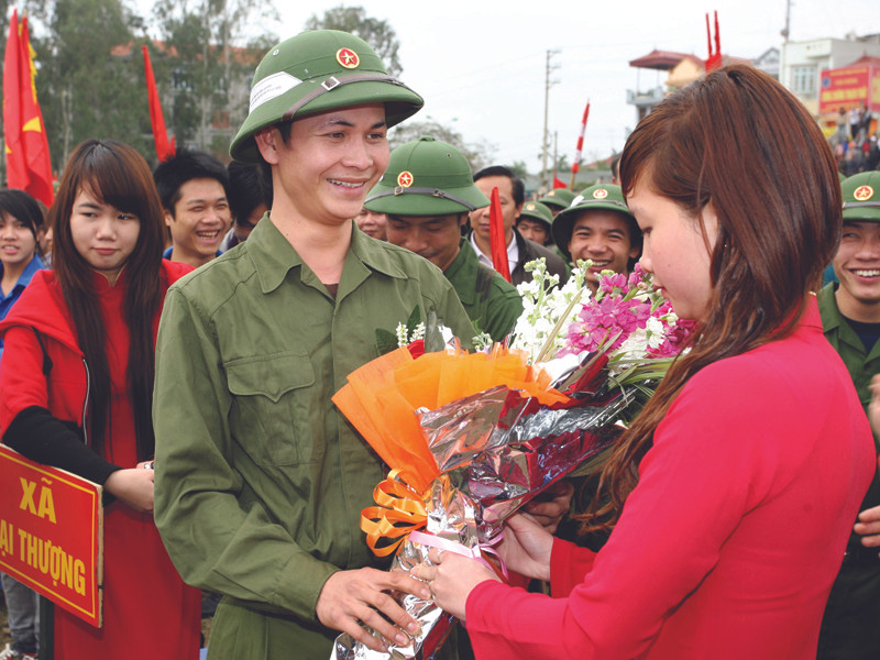 Nữ sinh huyện Thạch Thất (Hà Nội) tặng hoa cho tân binh trước giờ tòng quân. Nữ sinh huyện Thạch Thất (Hà Nội) tặng hoa cho tân binh trước giờ tòng quân