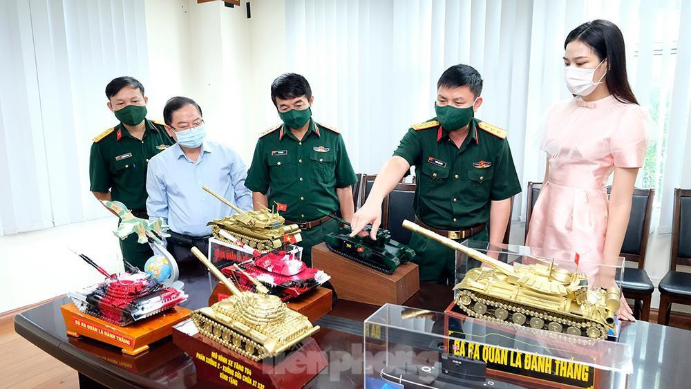 Các mô hình vũ khí khí tài được Thượng tướng Võ Văn Tuấn (nguyên Phó Tổng Tham mưu trưởng Quân đội Nhân dân Việt Nam) và thanh niên Quân đội trao tặng cho chương trình để bán đấu giá gây quỹ