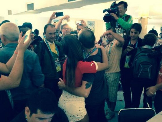 Nữ phóng viên Chile khoe ngực ăn mừng bàn thắng ảnh 3