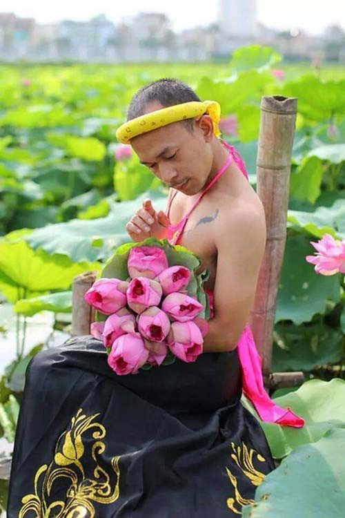 Ai cấm phụ nữ xấu chụp ảnh với sen? ảnh 1