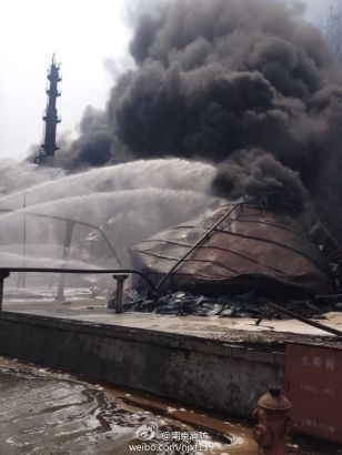 Cháy dữ dội tại nhà máy lọc dầu Trung Quốc ảnh 10