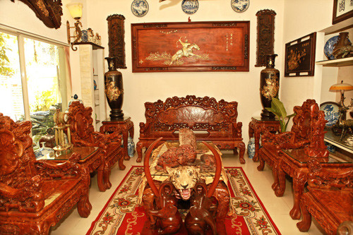 Bộ bàn ghế được chạm trổ khá tinh xảo. Điều đặc biệt hơn nữa là tấm da hổ còn cả đầu cực kỳ đắt giá được trang trí trên chiếc bàn