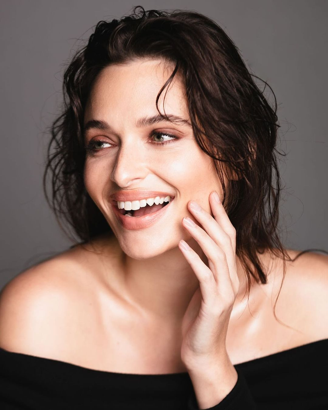 Mia Le Roux năm nay 28 tuổi. Cô được chuẩn đoán bị khiếm thính nặng từ năm một tuổi. Người đẹp đã cấy ghép ốc tai điện tử để hỗ trợ sinh hoạt trong cuộc sống hàng ngày.