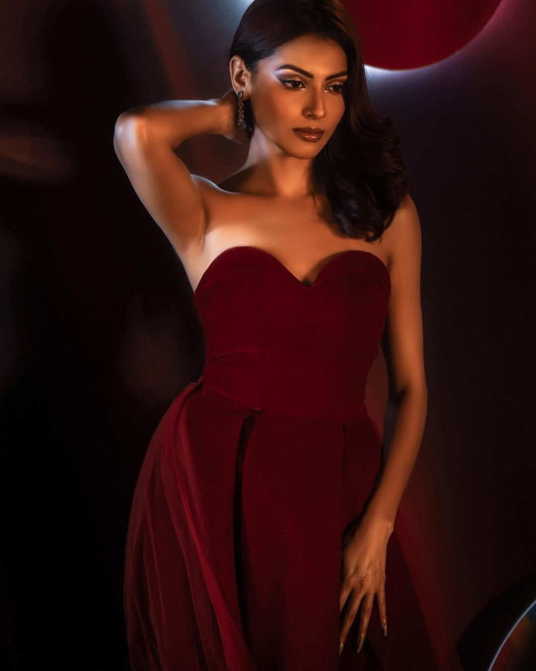 Jessia Islam năm nay 25 tuổi, là người gốc Dhaka. Hiện cô là người mẫu ở Bangladesh. Jessia trở thành người đẹp Bangladesh đầu tiên đạt được thành tích cao ở sân chơi Hoa hậu Thế giới khi lọt vào top 40 tại Hoa hậu Thế giới 2017. Năm 2023, Jessia được bổ nhiệm trở thành Miss Charm Bangladesh và sang Việt Nam tham dự Miss Charm 2023. Trong vai trò người mẫu, Jessia đạt được nhiều thành tựu ấn tượng. Cô từng được vinh danh với giải thưởng Ngôi sao người mẫu Bangladesh tại Liên hoan người mẫu châu Á 2023 được tổ chức ở Seoul, Hàn Quốc.