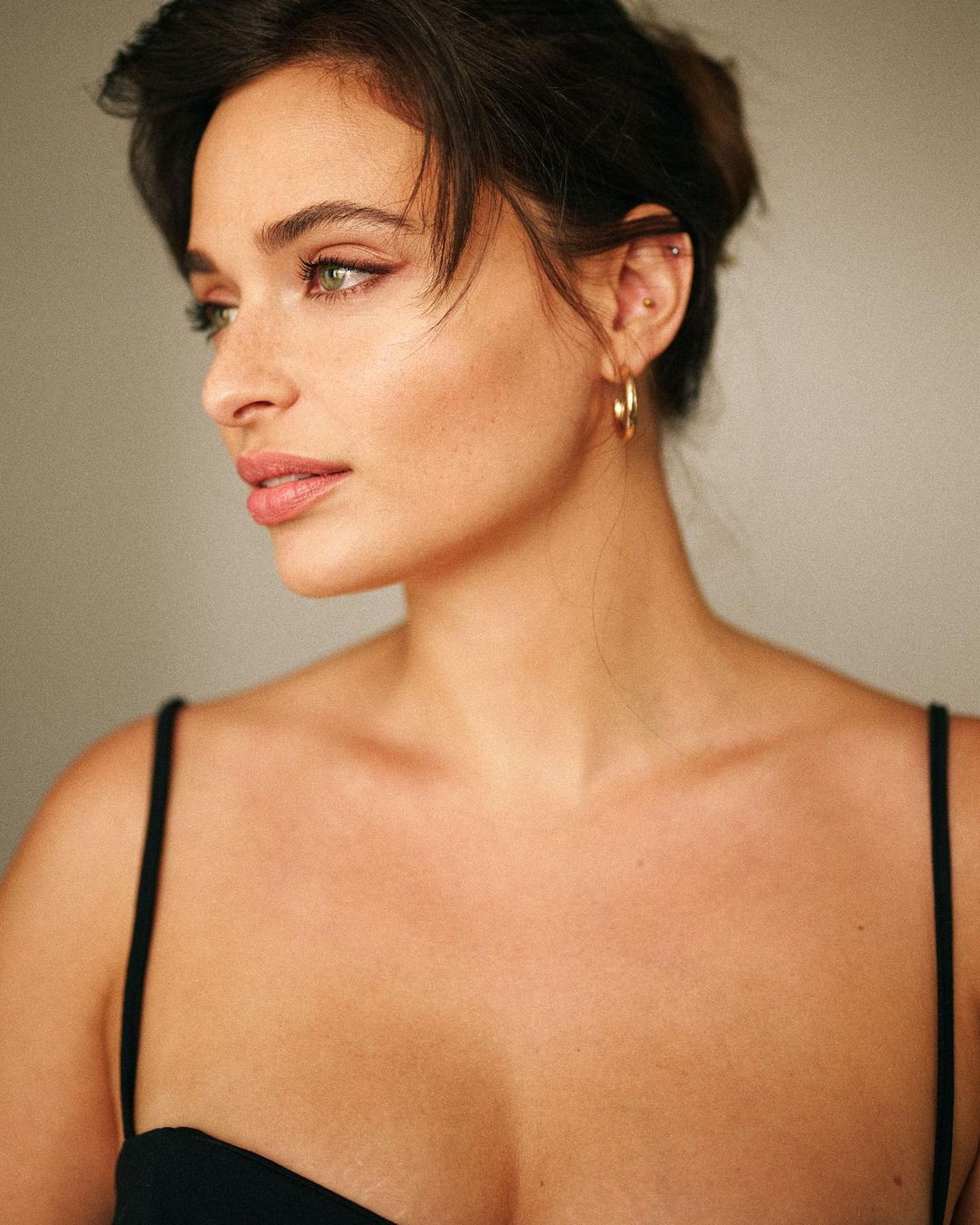 Mia Le Roux được nhận xét có vẻ đẹp cuốn hút đậm chất điện ảnh.