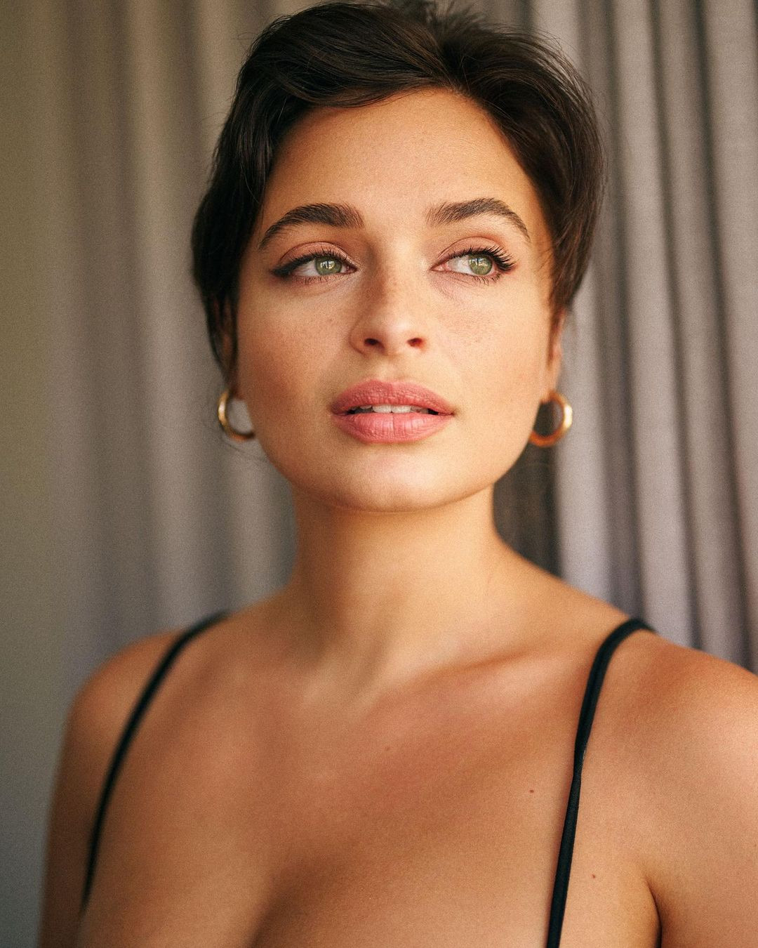 Mia Le Roux được nhận xét có vẻ đẹp cuốn hút đậm chất điện ảnh.