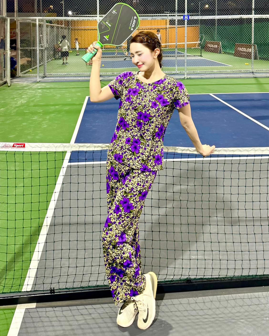 Quỳnh Nga và hội bạn thân gây chú ý khi mặc đồ bộ 99.000 đồng trên sân tập pickleball.