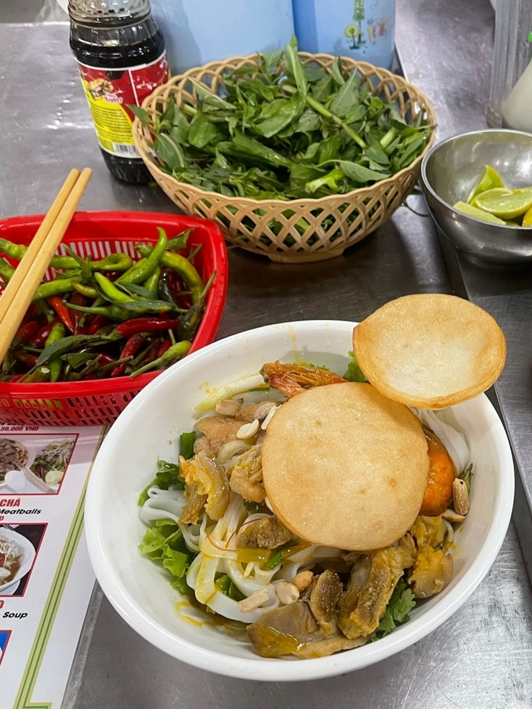 Chị H. tận dụng khoảng thời gian “tự do” trong chuyến du lịch cùng cơ quan để thư giãn, khám phá ẩm thực địa phương. Ảnh: NVCC