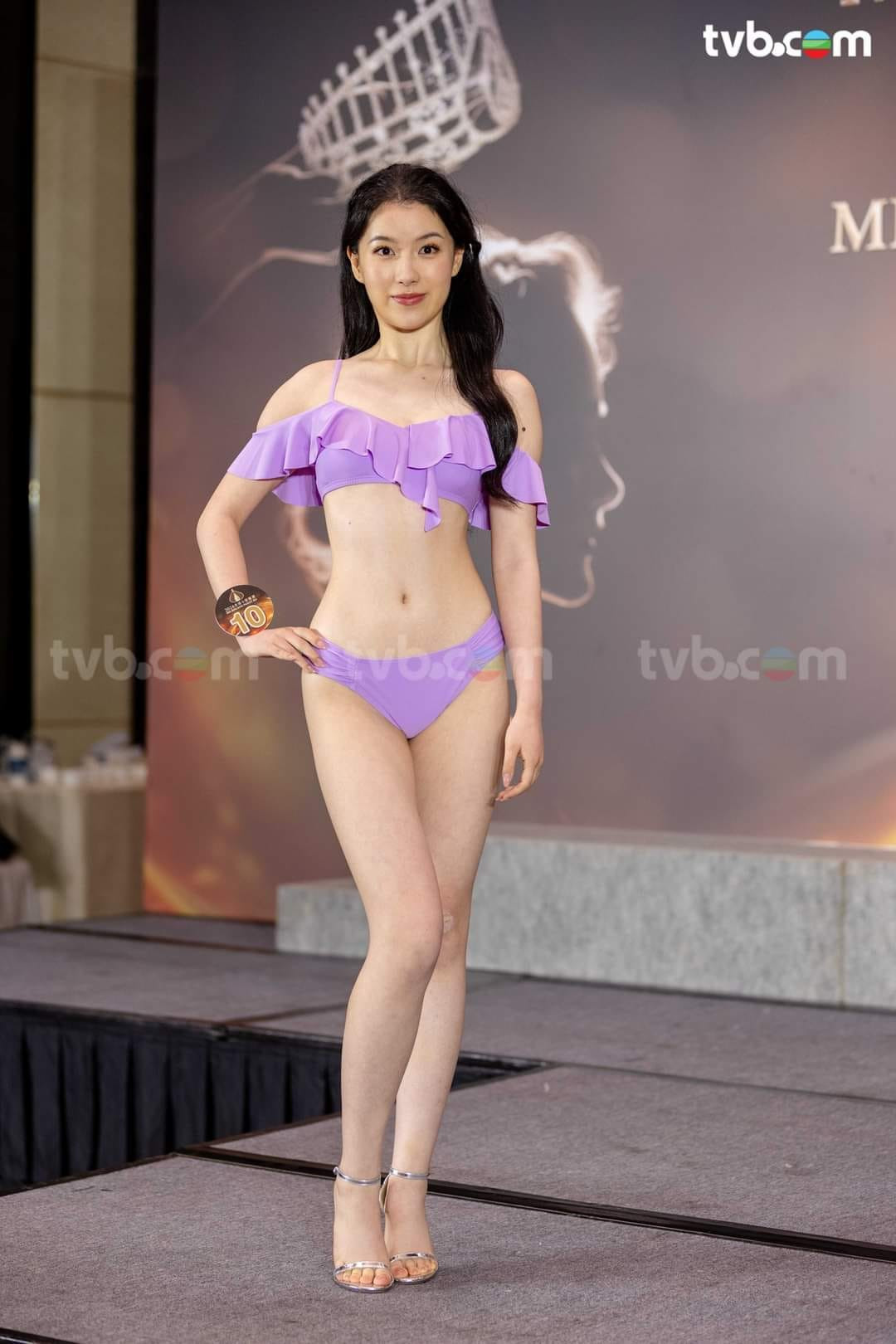 Clary là thí sinh gây chú ý với truyền thông tại cuộc thi năm nay. Khi cô xuất hiện ở vòng sơ khảo, HK01 bình luận &quot;Chúng ta đã tìm thấy quán quân của cuộc thi năm nay&quot;. Người đẹp có gương mặt thanh thoát và thân hình sexy, vòng eo nhỏ nhắn.