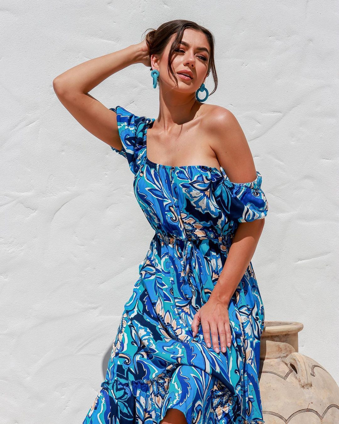 Ở tuổi 16, Jasmine đã giành chiến thắng tại Hoa hậu Thiếu niên Australia và tiếp tục đăng quang tại cuộc thi Hoa hậu Thiếu niên Hoàn vũ. Kể từ đó, người đẹp theo đuổi sự nghiệp thi hoa hậu.