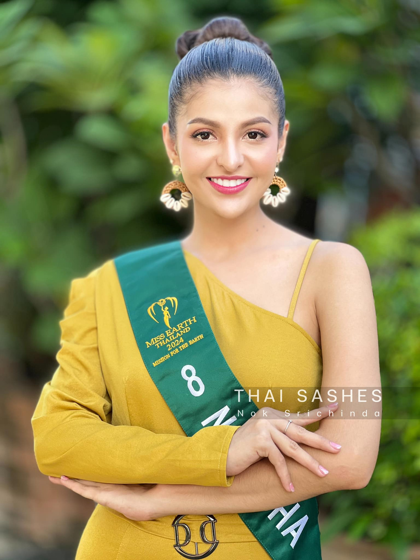 Trước đó, các người đẹp cũng ghi hình cho phần thi trang phục dạo biển. Họ chọn những trang phục rực rỡ sắc màu.