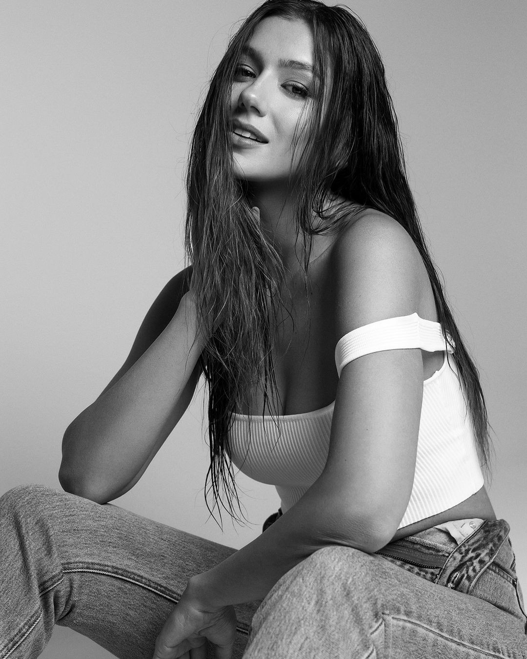 Stringer sinh ra và lớn lên tại Gold Coast. Cô theo học tại trường Ashmore State và sau đó là Cao đẳng Aquinas trước khi hoàn thành chương trình cử nhân Giáo dục tại Đại học Griffith vào năm 2019.