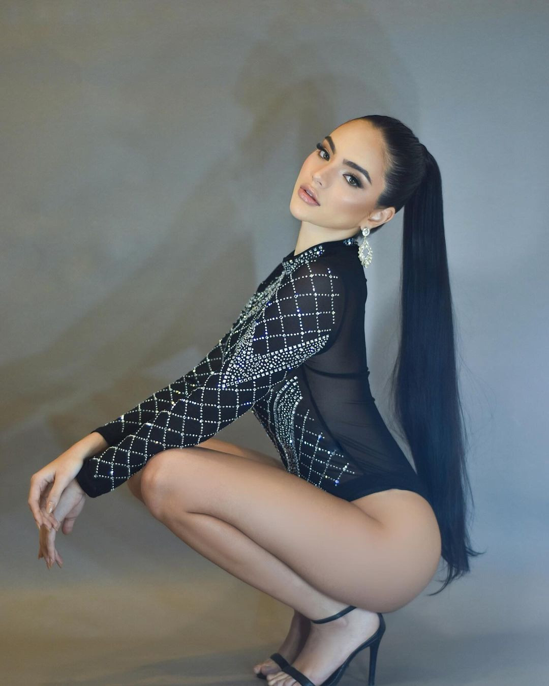 Sharon Capó Nara từng đăng quang danh hiệu Miss Teen America Paraguay 2016. Người đẹp có thể giao tiếp thông thạo 4 thứ tiếng gồm Tây Ban Nha, Bồ Đào Nha, Guaraní và tiếng Anh.