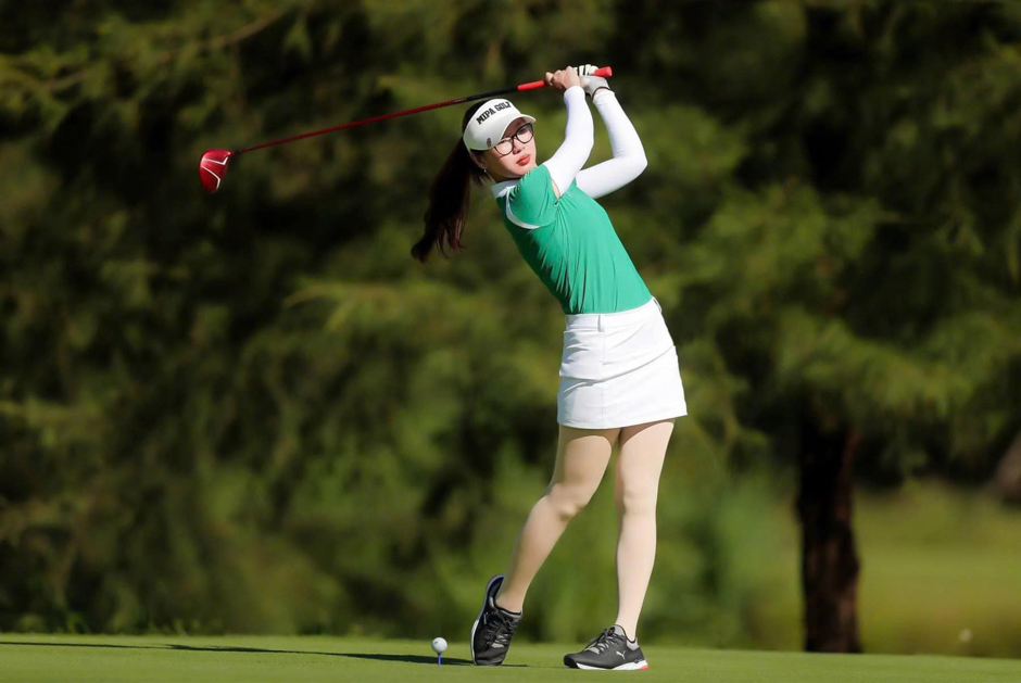Golfer trẻ tiềm năng Yến Vy yêu thích và lựa chọn trang phục MIPA Golf khi tham gia thi đấu.