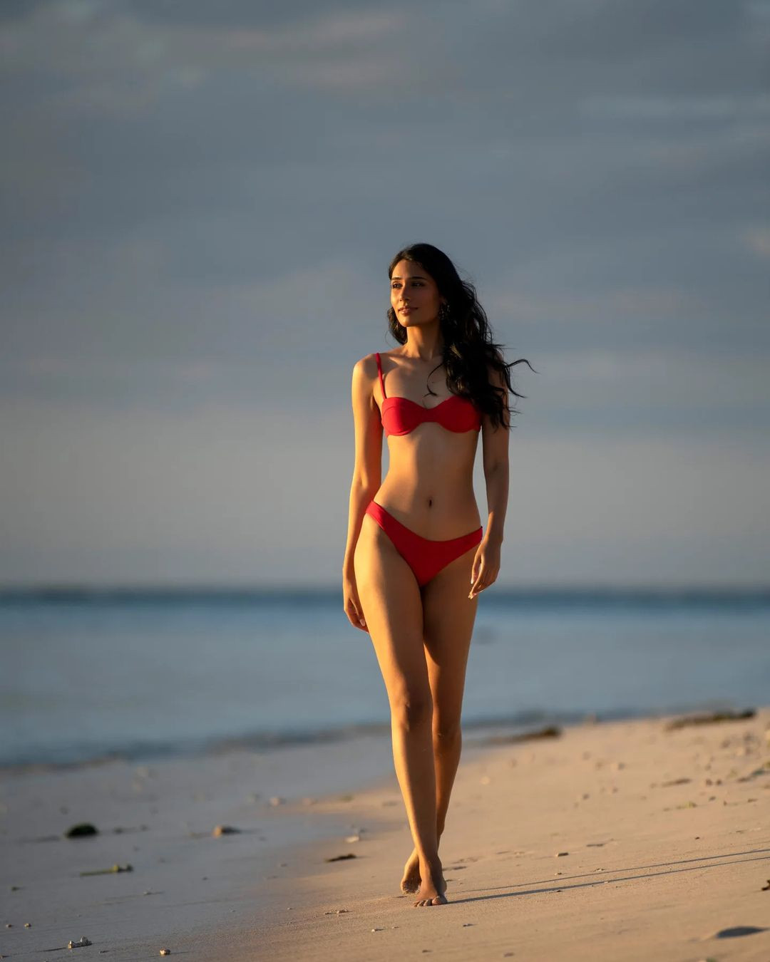 Tân Hoa hậu Hoàn vũ Mauritius có chiều cao ấn tượng 1,76 m. Cô từng đăng quang danh hiệu Miss Grand Mauritius 2020 và tham dự cuộc thi Hoa hậu Hòa bình Quốc tế 2020, lọt vào top 15. Trước đó, cô tham dự Hoa hậu Liên lục địa 2019 và lọt vào top 20.