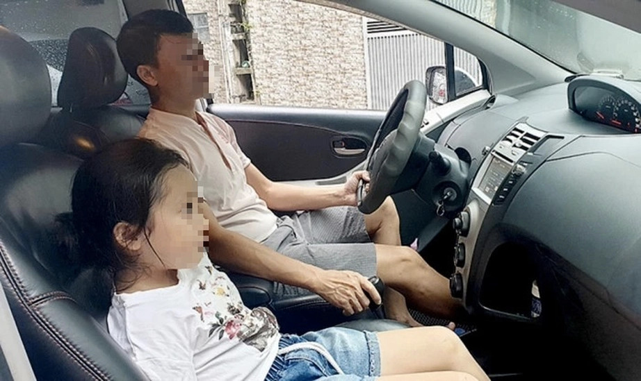 Nhiều nước trên thế giới cấm trẻ em có chiều cao dưới 1,35m trên ô tô ngồi cùng hàng ghế với người lái xe hoặc không sử dụng thiết bị an toàn phù hợp cho trẻ em theo quy định.