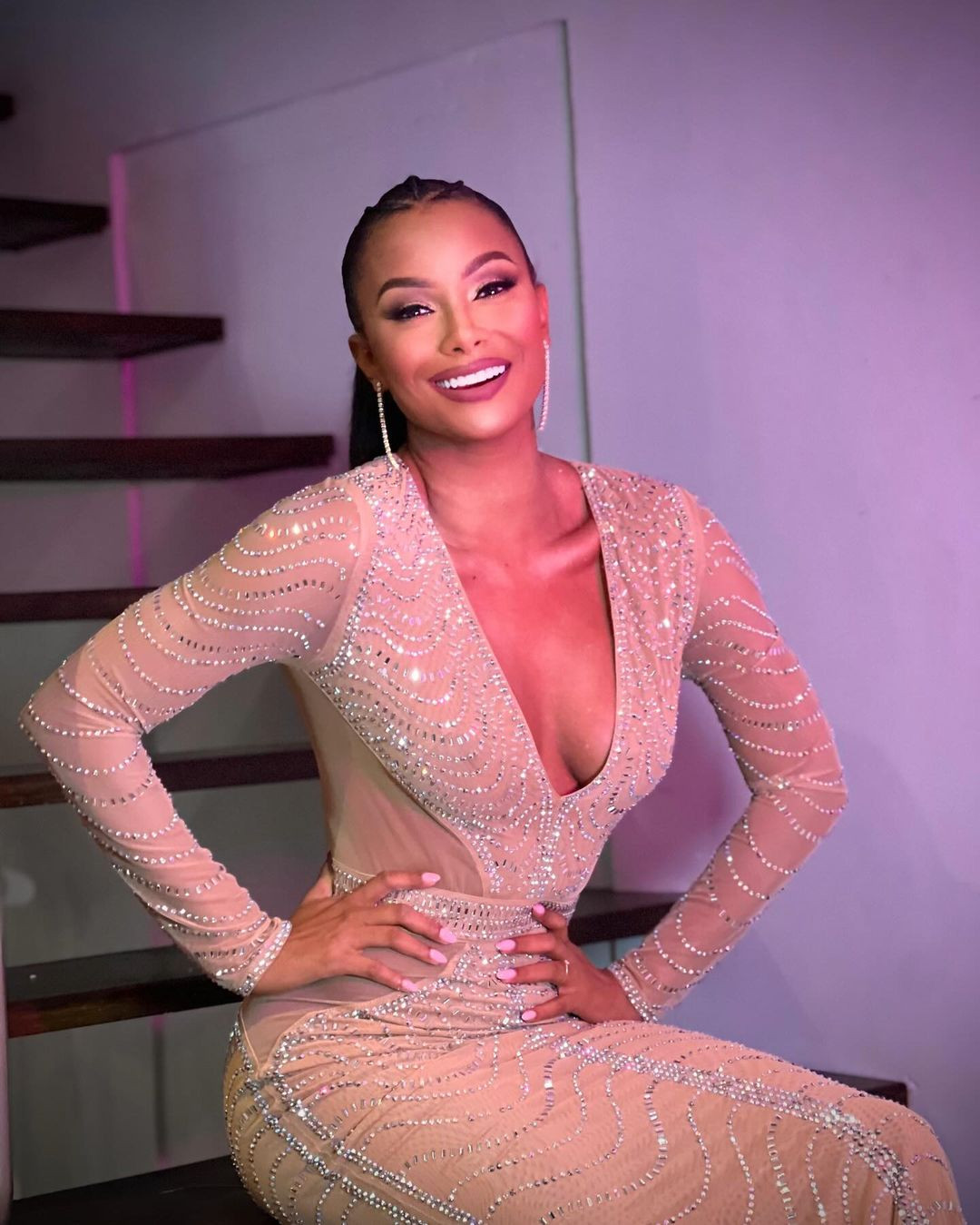 Người đẹp chia sẻ sau khi được bổ nhiệm: &quot;Thật vinh dự khi được đại diện cho hòn đảo xinh đẹp của tôi một lần nữa trên sân khấu quốc tế. Tôi cam kết mang đến phiên bản tốt nhất của mình cho cuộc thi này và ủng hộ các mục tiêu mà Hoa hậu Hòa bình Quốc tế hướng tới&quot;.