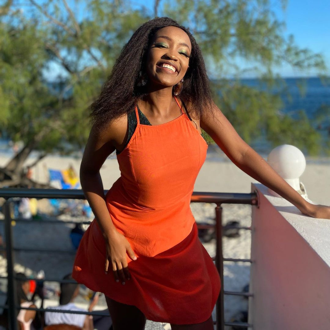 Irene Ng’endo năm nay 26 tuổi, cao 1,72 m, từng là sinh viên chuyên ngành Toán và Khoa học máy tính tại Đại học Nông nghiệp và Công nghệ Jomo Kenyatta. Irene Ng’endo năm nay 26 tuổi, cao 1,72 m, từng là sinh viên chuyên ngành Toán và Khoa học máy tính tại Đại học Nông nghiệp và Công nghệ Jomo Kenyatta.