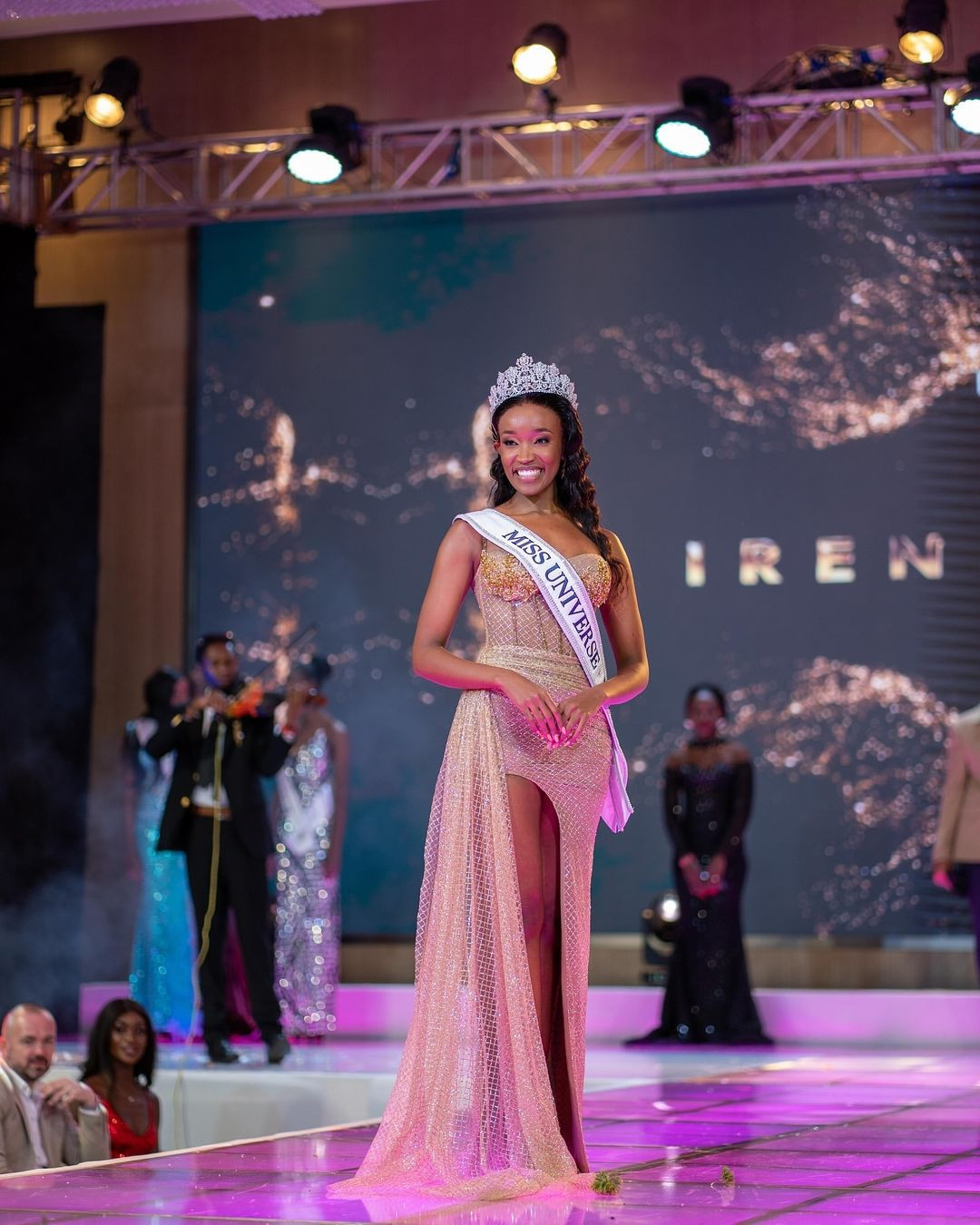 Chung kết Hoa hậu Hoàn vũ Kenya 2024 đã diễn ra ngày 16/8 với sự tham dự của đương kim Hoa hậu Hoàn vũ 2023 Sheynnis Palacios. Chung cuộc, người đẹp Irene Ng’endo đã đăng quang ngôi vị cao nhất, giành quyền tham dự Hoa hậu Hoàn vũ 2024 tổ chức ở Mexico vào tháng 11. Chung kết Hoa hậu Hoàn vũ Kenya 2024 đã diễn ra ngày 16/8 với sự tham dự của đương kim Hoa hậu Hoàn vũ 2023 Sheynnis Palacios. Chung cuộc, người đẹp Irene Ng’endo đã đăng quang ngôi vị cao nhất, giành quyền tham dự Hoa hậu Hoàn vũ 2024 tổ chức ở Mexico vào tháng 11.