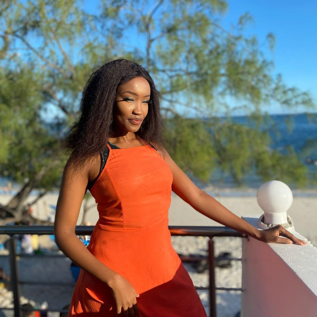 Irene Ng’endo năm nay 26 tuổi, cao 1,72 m, từng là sinh viên chuyên ngành Toán và Khoa học máy tính tại Đại học Nông nghiệp và Công nghệ Jomo Kenyatta. Irene Ng’endo năm nay 26 tuổi, cao 1,72 m, từng là sinh viên chuyên ngành Toán và Khoa học máy tính tại Đại học Nông nghiệp và Công nghệ Jomo Kenyatta.