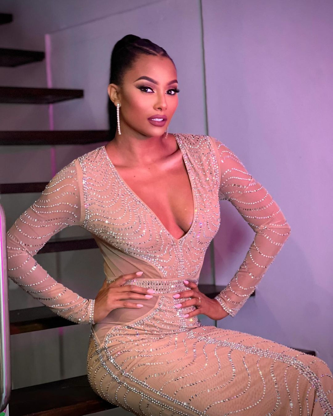 Người đẹp chia sẻ sau khi được bổ nhiệm: &quot;Thật vinh dự khi được đại diện cho hòn đảo xinh đẹp của tôi một lần nữa trên sân khấu quốc tế. Tôi cam kết mang đến phiên bản tốt nhất của mình cho cuộc thi này và ủng hộ các mục tiêu mà Hoa hậu Hòa bình Quốc tế hướng tới&quot;.