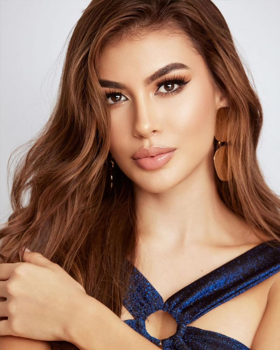 Cô đang là sinh viên ngành Truyền thông Xã hội và Báo chí và có bằng Cử nhân Ngôn ngữ Anh. Người đẹp cũng là người mẫu, nhà báo.