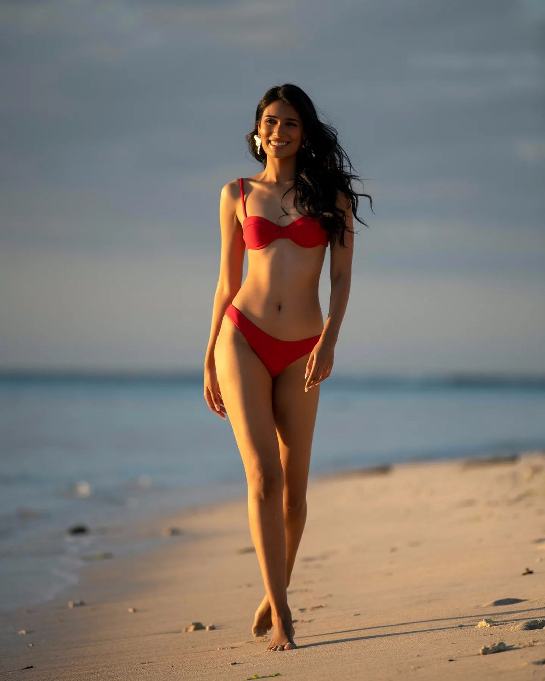 Tân Hoa hậu Hoàn vũ Mauritius có chiều cao ấn tượng 1,76 m. Cô từng đăng quang danh hiệu Miss Grand Mauritius 2020 và tham dự cuộc thi Hoa hậu Hòa bình Quốc tế 2020, lọt vào top 15. Trước đó, cô tham dự Hoa hậu Liên lục địa 2019 và lọt vào top 20.