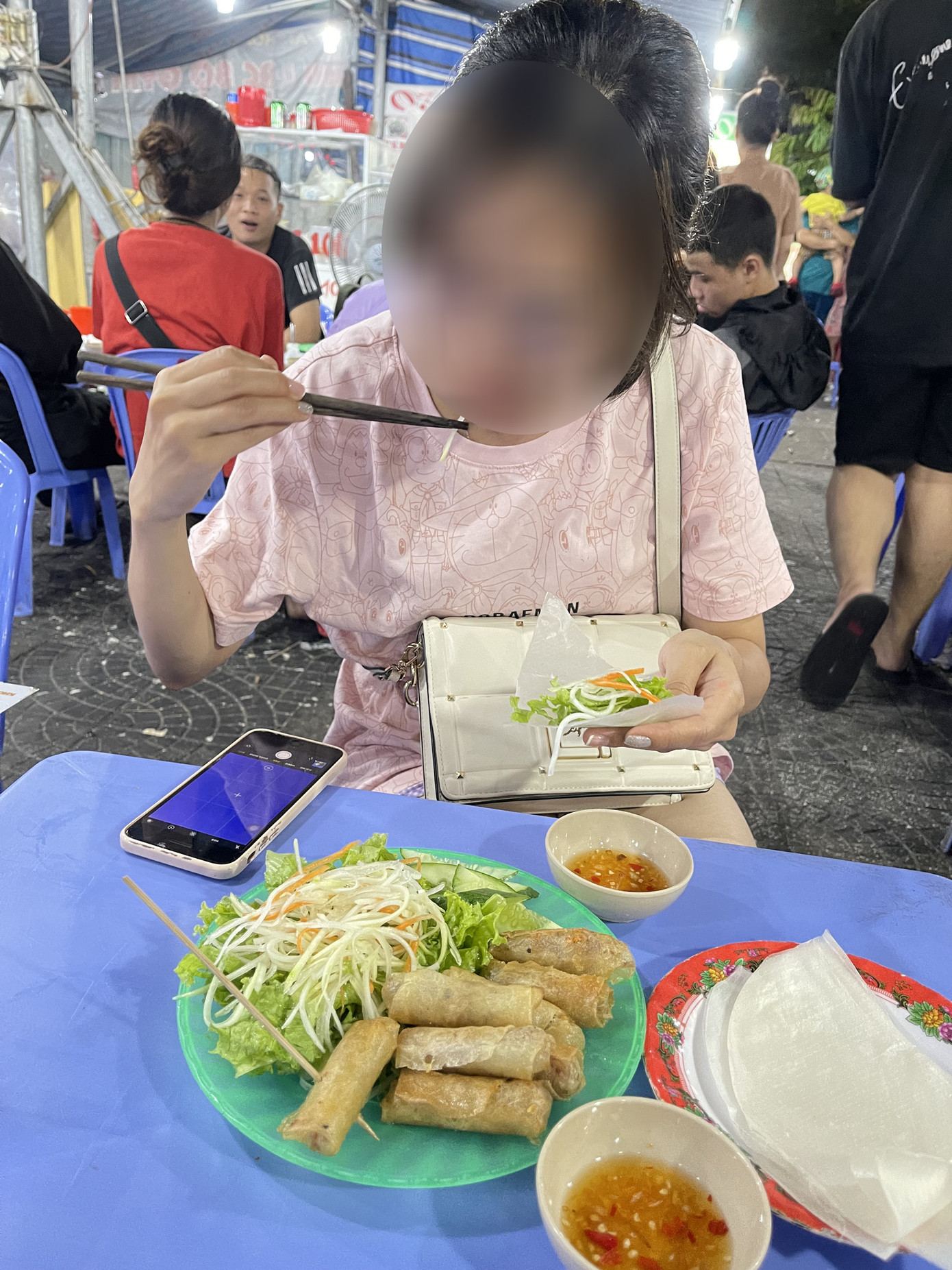 Chị H. tận dụng khoảng thời gian “tự do” trong chuyến du lịch cùng cơ quan để thư giãn, khám phá ẩm thực địa phương. Ảnh: NVCC