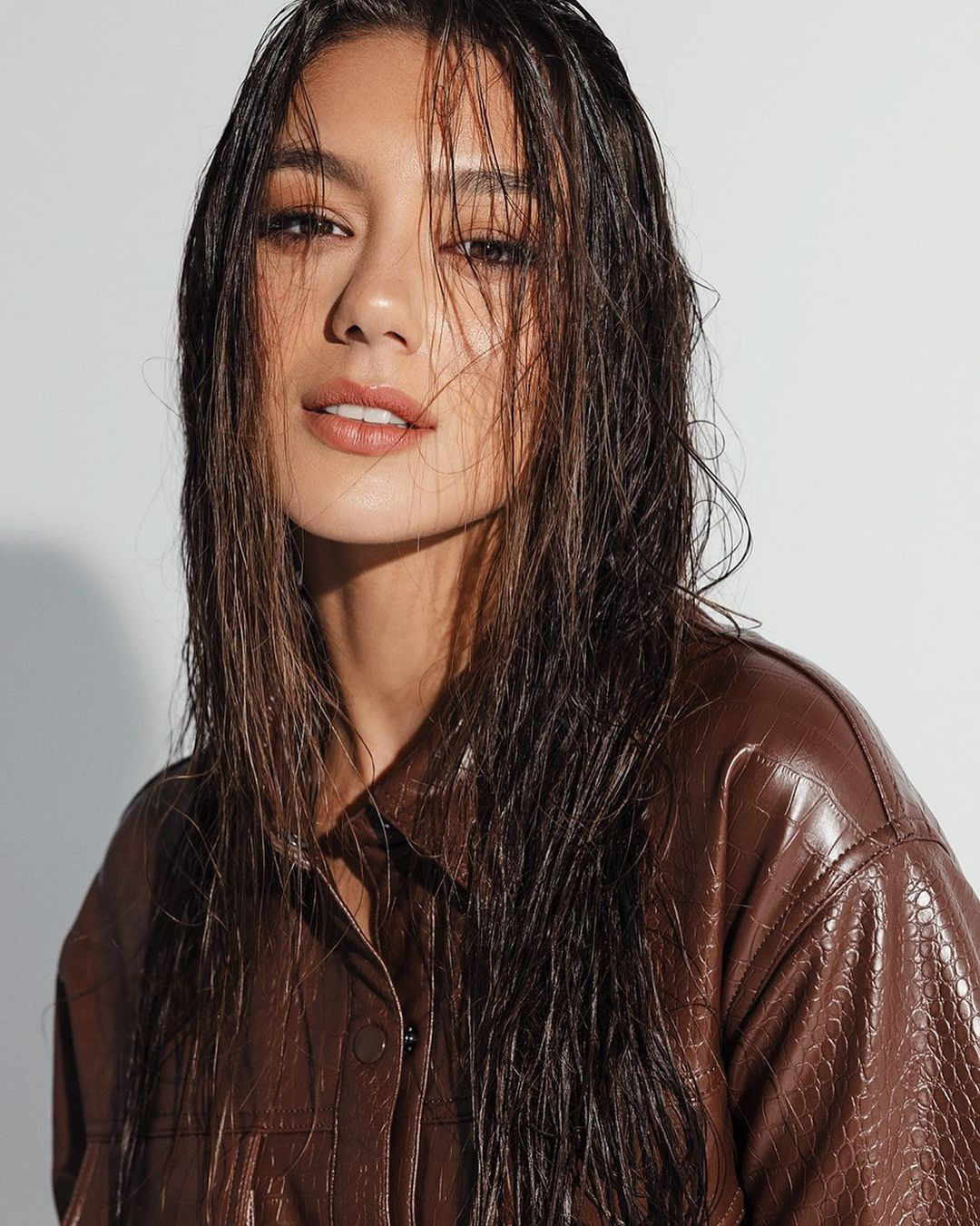 Jasmine năm nay 26 tuổi, là người dẫn chương trình, ca sĩ. Cô có bằng cử nhân Giáo dục và là giáo viên tiểu học kiêm người mẫu chuyên nghiệp.