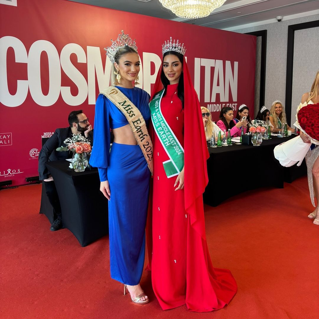 Tân Hoa hậu Trái Đất UAE năm nay 22 tuổi, là phụ nữ Emirati đến từ Các Tiểu Vương quốc Ả Rập Thống nhất. Cô là sinh viên chuyên ngành Khoa học Hàng không.