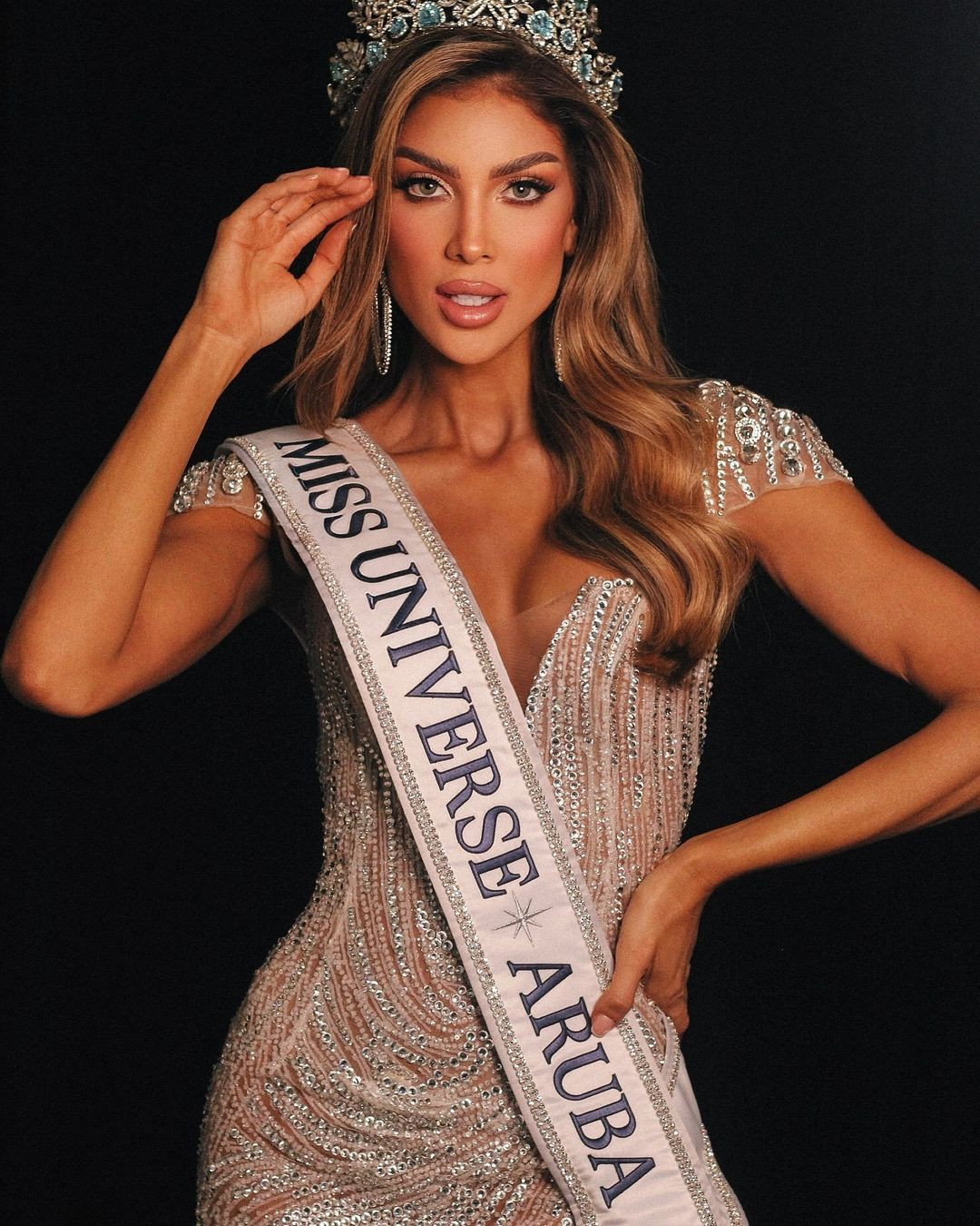 Chung kết Hoa hậu Hoàn vũ Aruba 2024 đã diễn ra hôm 11/8 với chiến thắng thuộc về người đẹp Anouk Eman. Cô giành quyền đại diện Aruba tham dự Hoa hậu Hoàn vũ 2024 tổ chức ở Mexico vào tháng 11.