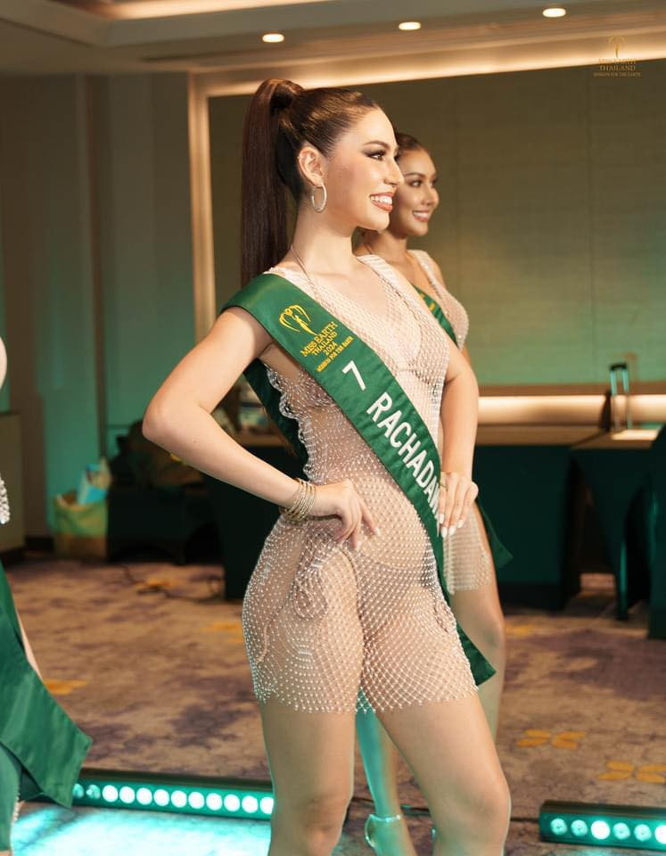 Năm nay ban tổ chức chọn cho thí sinh mẫu áo tắm lạ mắt, kết hợp giữa bikini hai mảnh tông màu nude và chiếc áo lưới xuyên thấu.