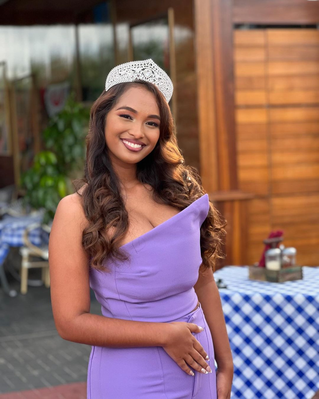 Người đẹp Pooja Chotkan đã đăng quang danh hiệu Hoa hậu Hoàn vũ Suriname 2024. Cô là người đẹp hiếm hoi đại diện Suriname tại các cuộc thi sắc đẹp quốc tế trong hơn hai thập kỷ gần đây.