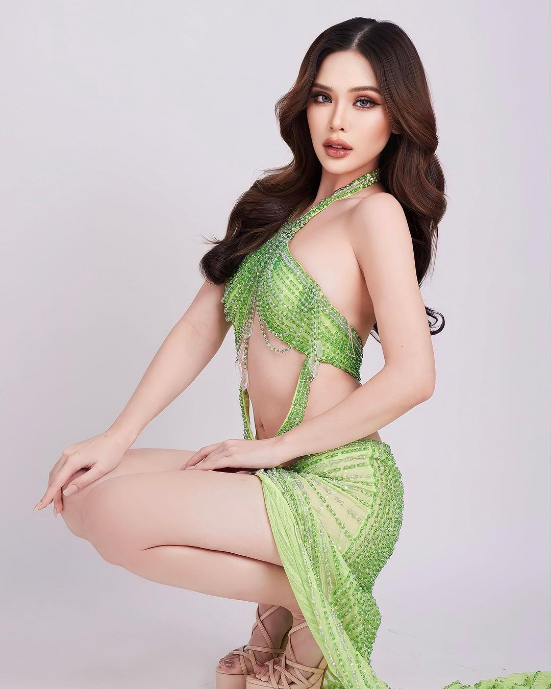 Malin Sae-lim đã tốt nghiệp trường Thammasat University, chuyên ngành báo chí và truyền thông đại chúng. Hiện cô là beauty blogger nổi tiếng và là đại diện của Skinboss - một nhân vật game được cư dân mạng yêu thích. Malin Sae-lim từng xuất hiện trên chương trình truyền hình Under the Desk của Thái Lan và trở nên nổi tiếng, được nhiều chàng trai tìm kiếm.