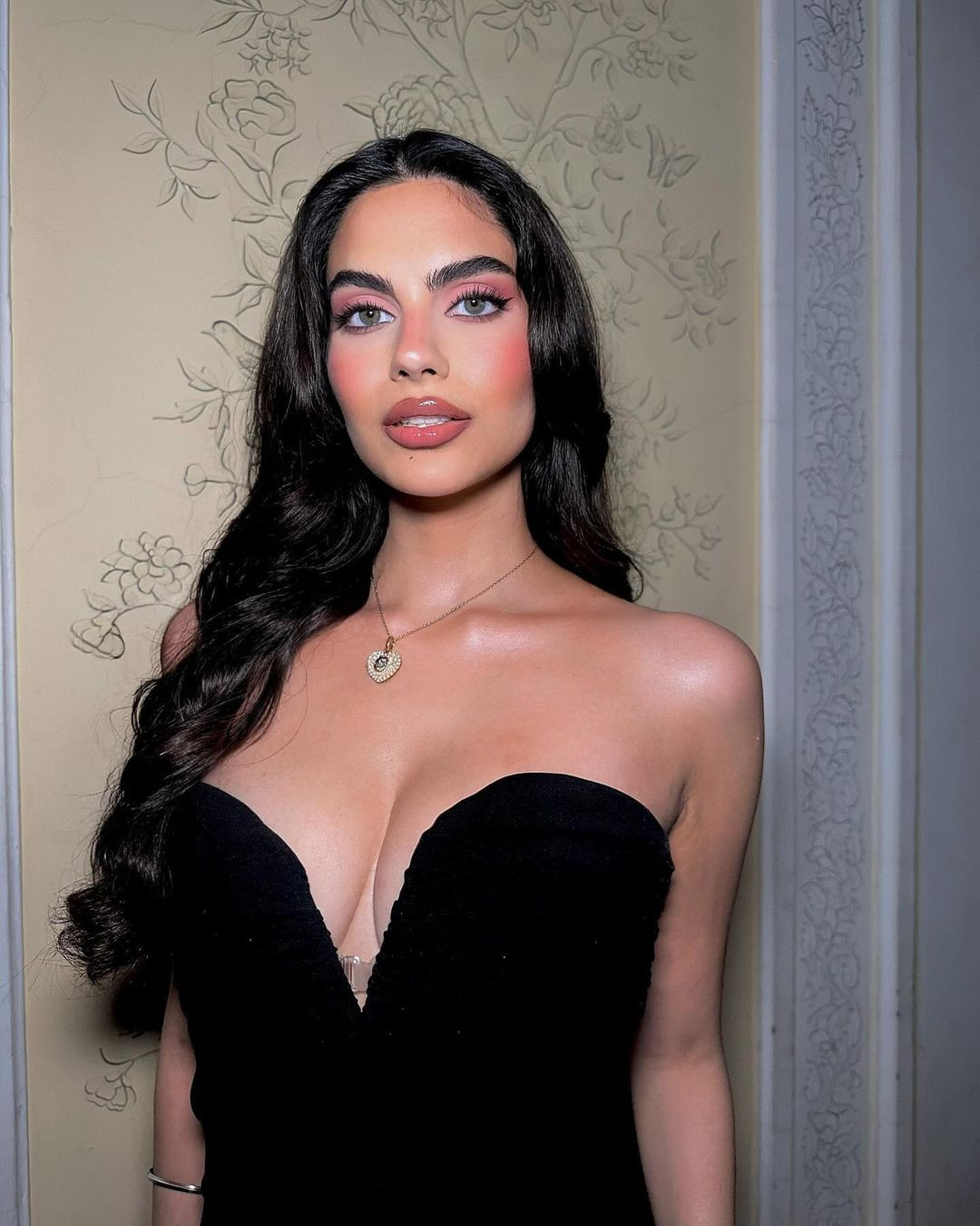 Cuộc thi năm nay có sự tham dự của 23 người đẹp. Trong số dàn thí sinh, Rachel Gupta đang được đánh giá là ứng cử viên hàng đầu cho chiếc vương miện. Cô được các diễn đàn sắc đẹp dự đoán đăng quang.