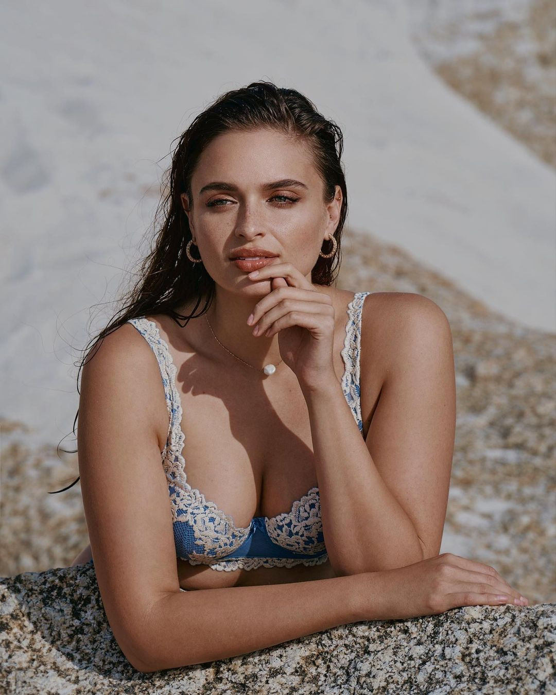 Cô cũng có chiều cao ấn tượng và thân hình đầy đặn, quyến rũ. Mia Le Roux được kỳ vọng giúp Nam Phi lập thành tích cao tại Hoa hậu Hoàn vũ 2024.