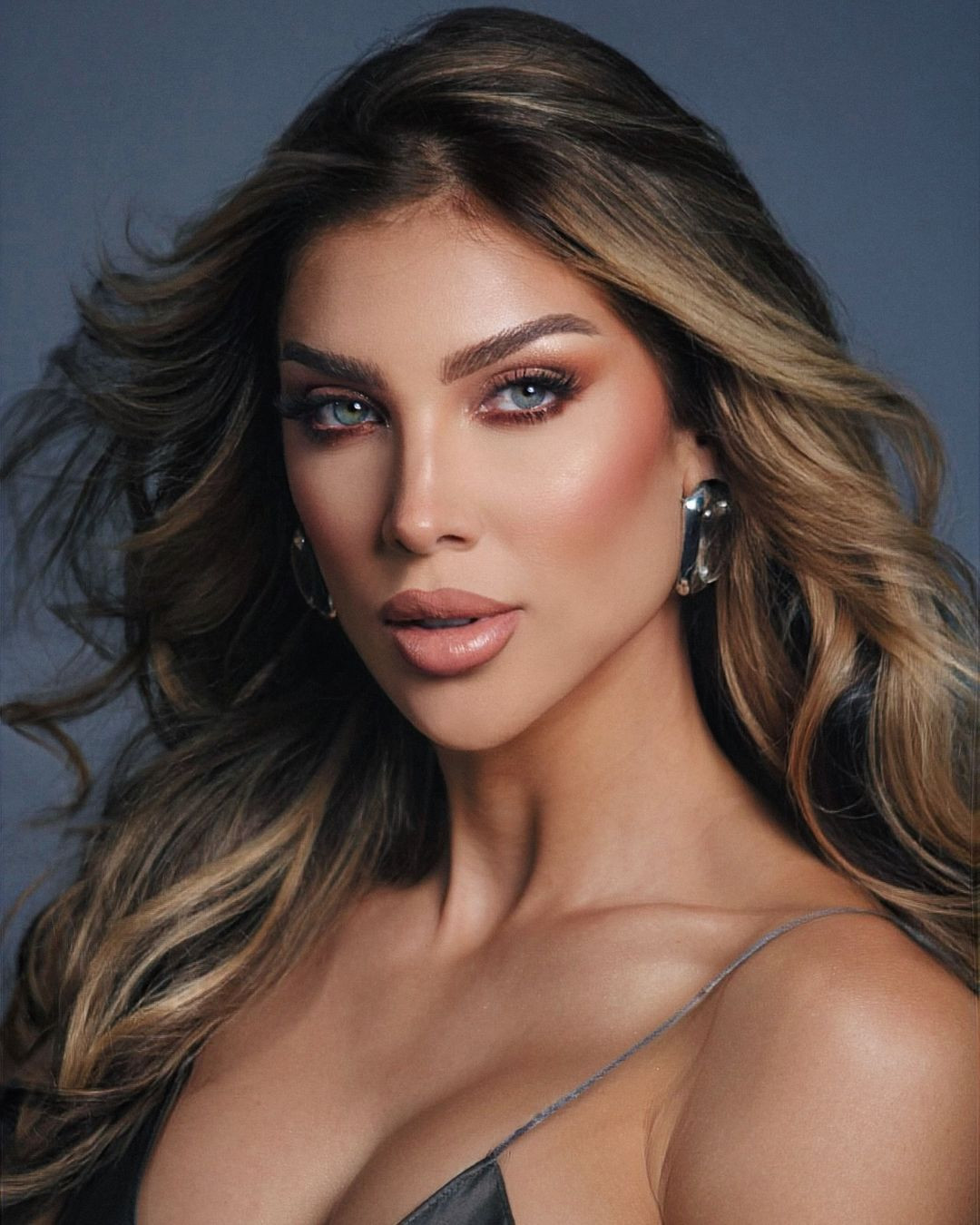 Anouk Eman năm nay 32 tuổi, tốt nghiệp Đại học Lindenwood với bằng cử nhân Tâm lý học. Hiện cô học thạc sĩ chuyên ngành can thiệp sớm với trẻ có hội chứng tự kỷ.