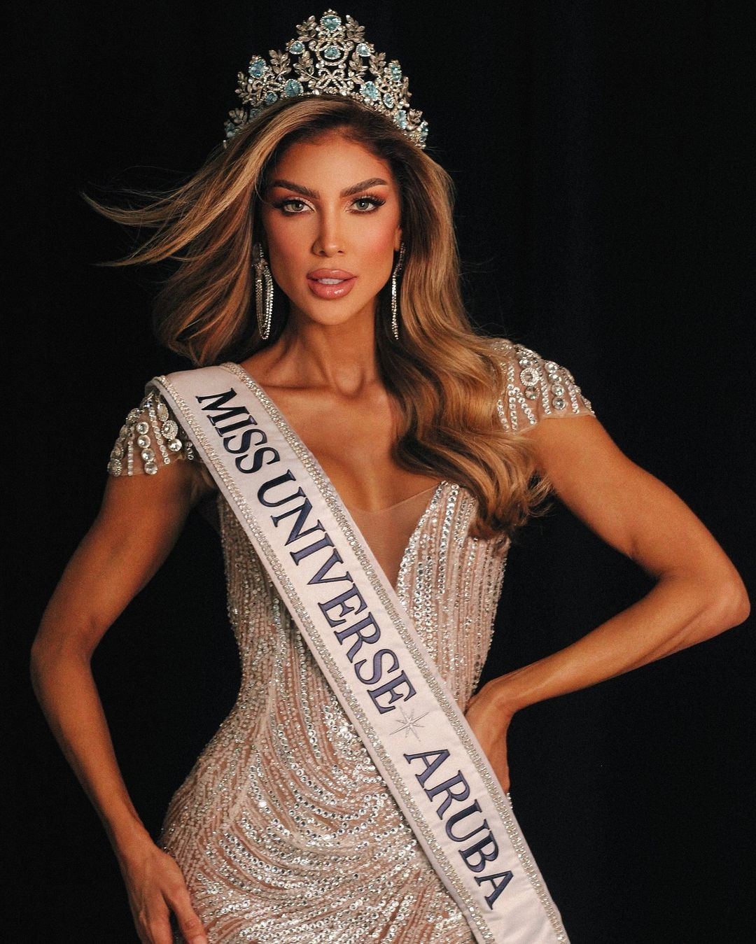 Chung kết Hoa hậu Hoàn vũ Aruba 2024 đã diễn ra hôm 11/8 với chiến thắng thuộc về người đẹp Anouk Eman. Cô giành quyền đại diện Aruba tham dự Hoa hậu Hoàn vũ 2024 tổ chức ở Mexico vào tháng 11.