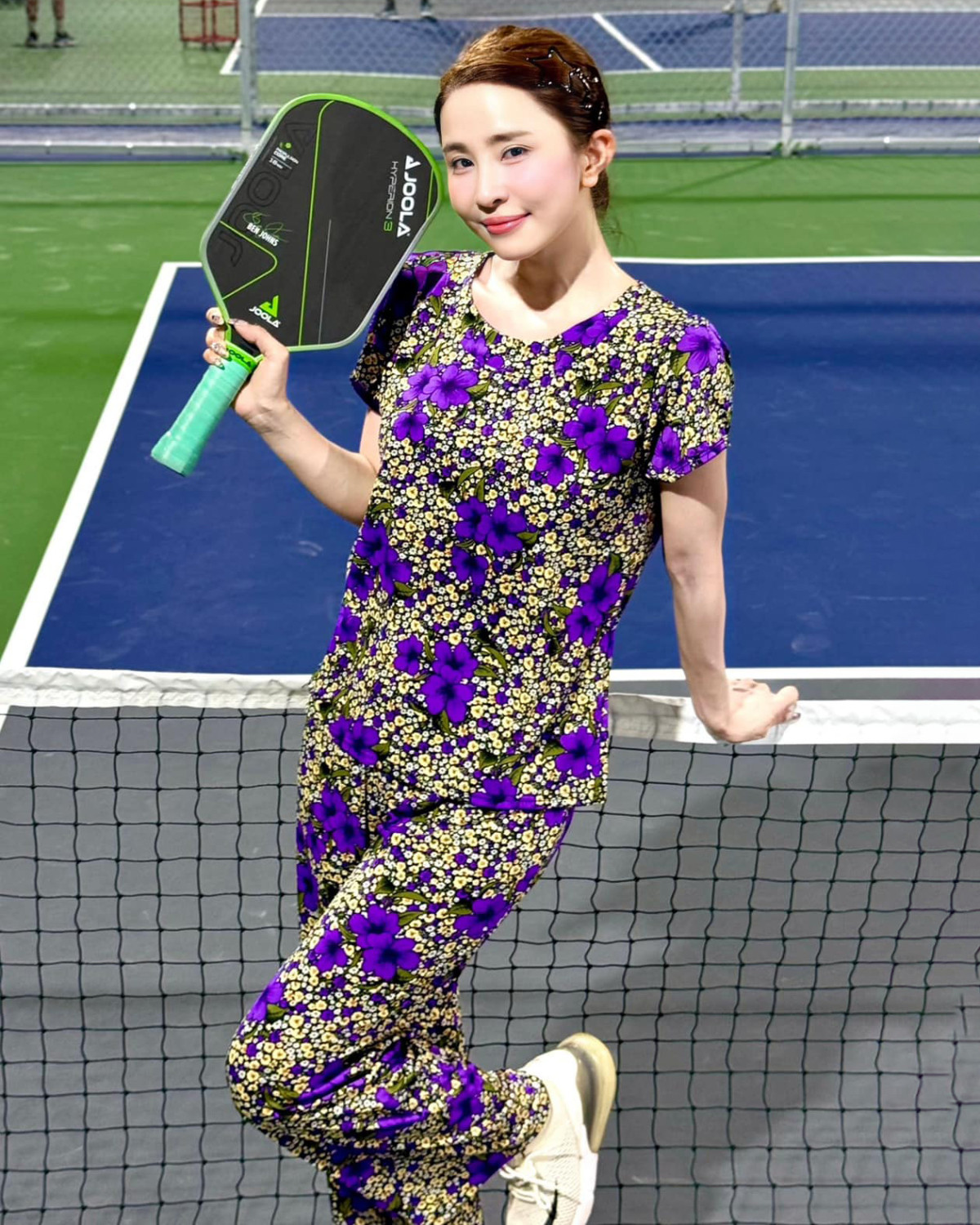 Quỳnh Nga và hội bạn thân gây chú ý khi mặc đồ bộ 99.000 đồng trên sân tập pickleball.