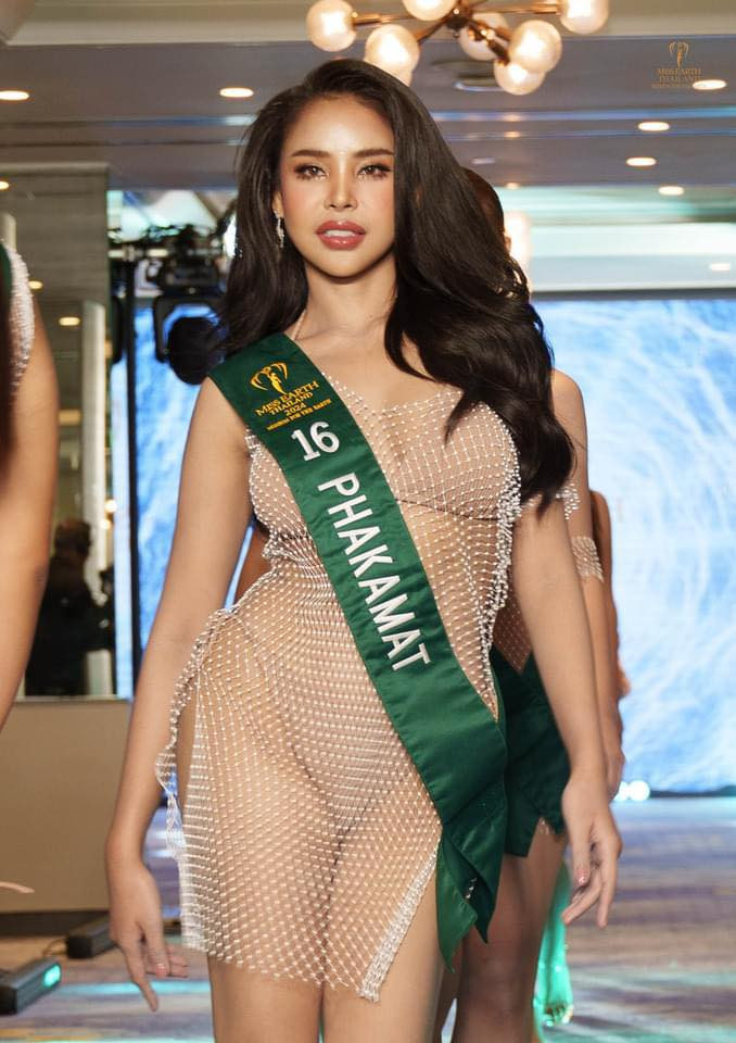 Thiết kế được đánh giá lạ mắt nhưng không tôn lên vóc dáng thí sinh. Nhiều khán giả cho rằng chiếc áo lưới rườm rà, thừa thãi.