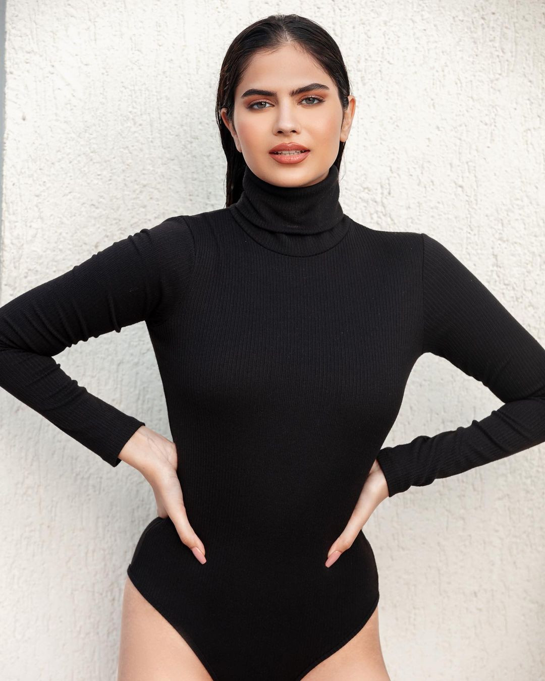 Người đẹp Ấn Độ có chiều cao ấn tượng 1,78 m và vẻ đẹp lai rạng rỡ, cuốn hút.