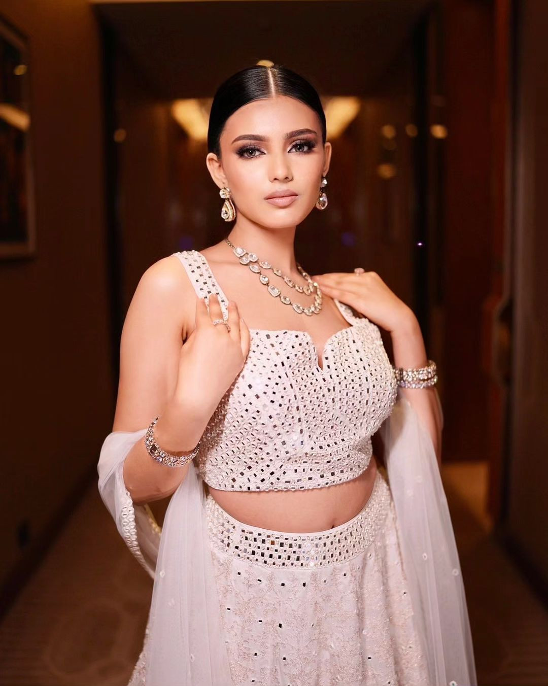 Shivangi Desai được nhận xét có vẻ đẹp trong sáng, ngọt ngào, sáng sân khấu.