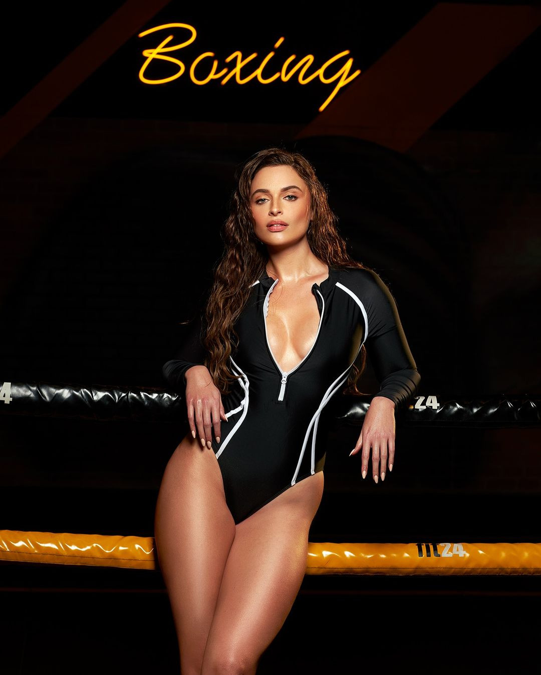 Miss World 2014 Rolene Strauss viết trên trang cá nhân: ''Thật tự hào khi được là người Nam Phi ngay lúc này. Chúng ta tạo nên lịch sử bằng cách vinh danh một Hoa hậu Nam Phi bị khiếm thính với cấy ghép ốc tai điện tử".