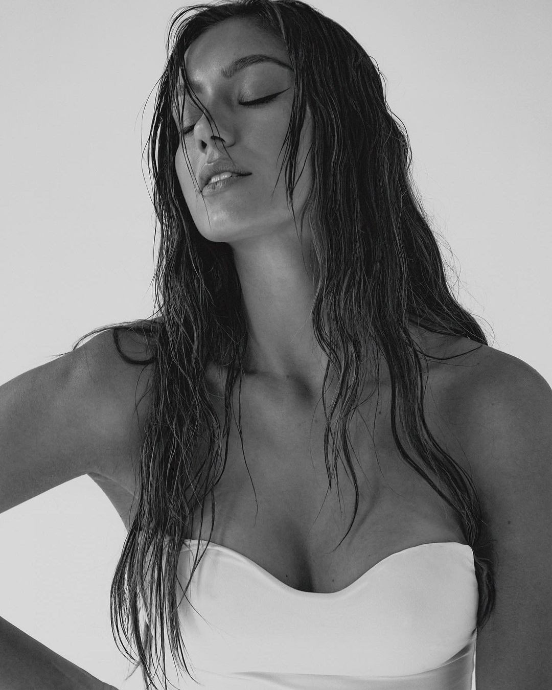 Stringer sinh ra và lớn lên tại Gold Coast. Cô theo học tại trường Ashmore State và sau đó là Cao đẳng Aquinas trước khi hoàn thành chương trình cử nhân Giáo dục tại Đại học Griffith vào năm 2019.