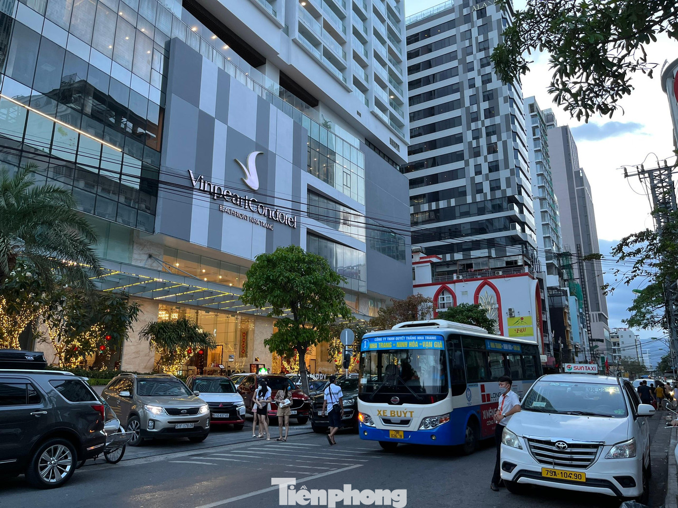 Các khách sạn, resort tại Nha Trang đông đúc du khách. Ảnh C.H